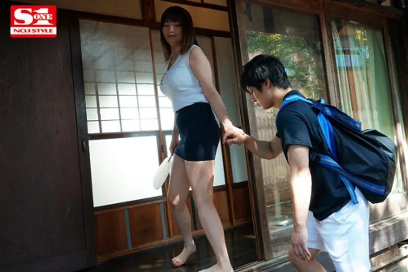 Anh chàng dâm dục củ khoải khi nhìn trộm em họ vụng trộm với chồng