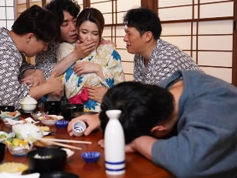 đưa vợ đi suối nước nóng, chồng yêu không biết bà xã bị người khác xoạc sấp mặt