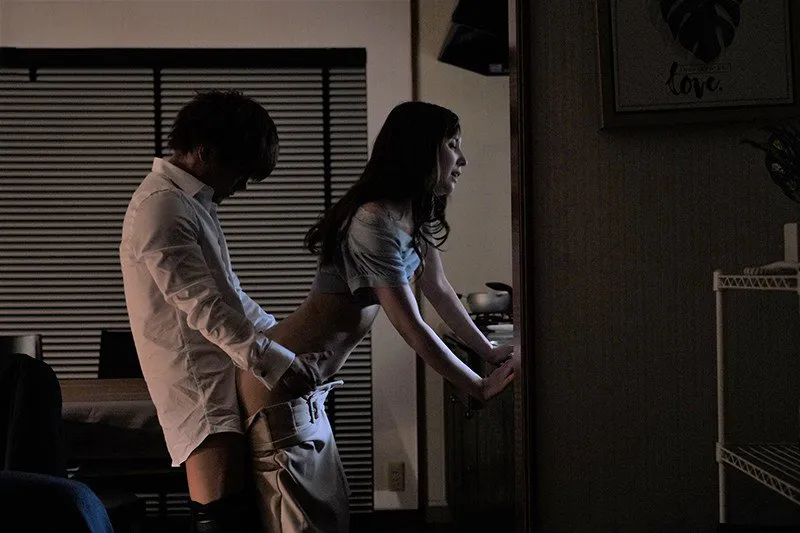 Sếp đi công việc, cậu nhân viên đến nhà địt cô vợ ông ấy