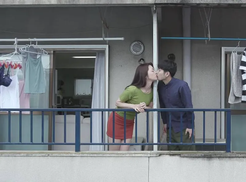 Tiếng rên của chị cạnh bên nhà đối diện và cậu thanh niên được lái máy bay