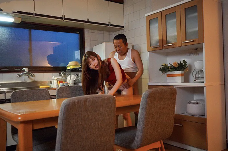 Con gái bị ông xã mới của mẹ xoạc mỗi ngày, cho dù đã có người yêu