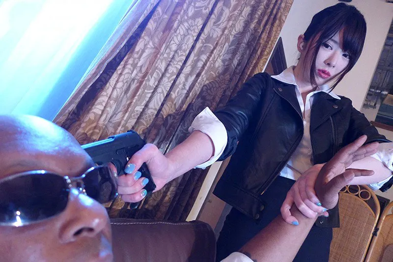 Nữ điều tra viên quốc tế bị ông trùm da đen nắc tơi tả