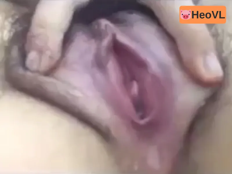 Cô bạn gái show cận cảnh cô bé đang thở