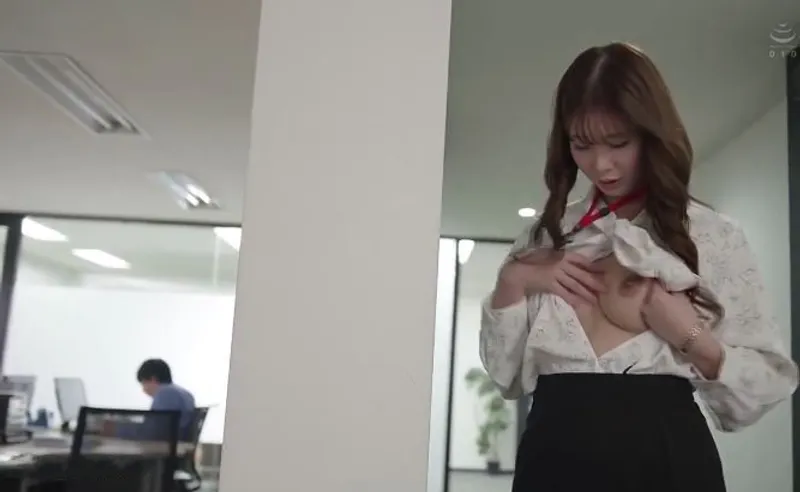 Bí ẩn đằng sau cô nhân viên mặt nghiêm nghị mà hóa ra là "nữ hoàng dâm đãng"